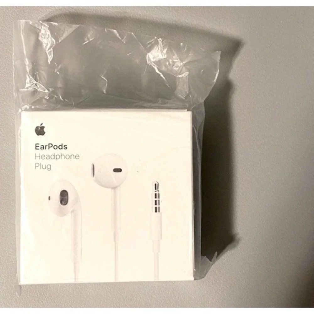 Apple Earpods with 3.5mm Headphone Plug (NWT)